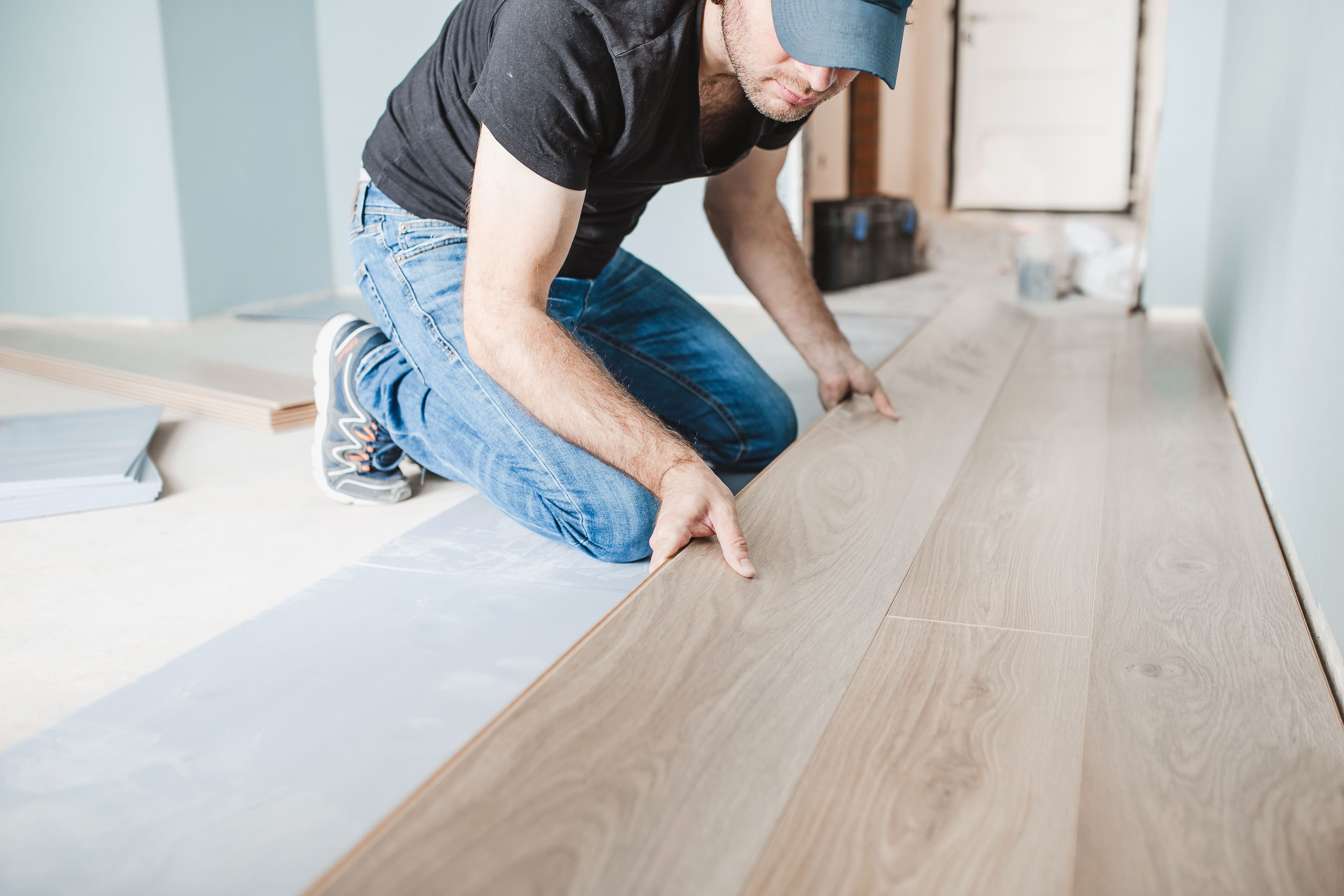 Work of a master floating flooring installer